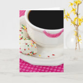 lippenstift op koffiekopje met koekjes kaart (Gele Bloem)