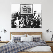 Lips waarmee Liquor wordt geraakt - Temperance Lea Canvas Afdruk (Insitu (Slaapkamer))