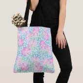 Lipstick Roze Rozen, witte vlinders op Sky Blue Tote Bag (Dichtbij)