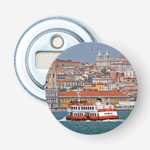 Lissabon skyline met oude veerboot op de Taag Button Flesopener