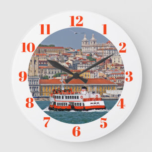 Lissabon skyline met oude veerboot op de Taag Grote Klok