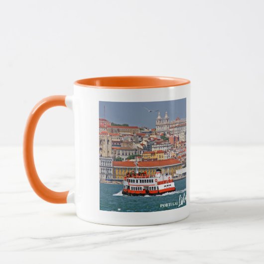 Lissabon skyline met oude veerboot op de Taag Mok (Links)
