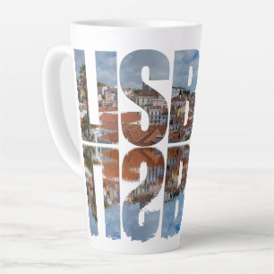Lissabon tekst samengesteld oude stad uitzicht met latte mok
