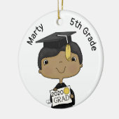 Little Afstuderen Boy Dark Skin Keramisch Ornament (Links)