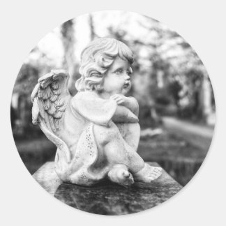Little angel sitting watching the horizon ronde sticker