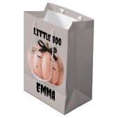 Little Boo Gepersonaliseerde Halloween Pumpkin Medium Cadeauzakje (Voorkant Gekanteld)