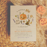 Little Boo Halloween Pumpkin Baby shower Kaart<br><div class="desc">Deze schattige herfst-themed baby shower-uitnodiging bevat handbeschilderde waterverf Halloween elementen tegen een achtergrond van witte houten latten. De illustratie bevat een pompoen, een geest, een pet met tovenaar, snoep, sterren, harten en nog veel meer! De partijdetails verschijnen hieronder in klassieke serif typografie. Kaarten keren terug naar een patroon van harten...</div>