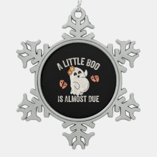 Little Boo Is Almost Due Halloween Zwangerschapsaa Tin Sneeuwvlok Ornament