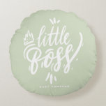 Little Boss Quote Moderne kalligrafie Mint Green Rond Kussen<br><div class="desc">Voeg een vleugje koninklijke charme toe aan je kinderkamer met dit gepersonaliseerde baby-kussen met "Little Boss" in moderne kalligrafie, geaccentueerd met een schattige kroon. Perfect voor baby's met grote persoonlijkheden, dit kussen maakt een schattige aanvulling op elk wieg of kinderkamer ruimte. Het is zacht en comfortabel en is ontworpen om...</div>