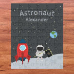 Little Boy Astronaut on Moon, First Name Space Puzzel<br><div class="desc">Geef je kleine astronaut zijn eigen aangepaste kosmische puzzel! Puzzle kenmerkt de maan, een astronaut op de maan, voetstappen op de maan, een raketschip, sterren, de planeet Aarde op afstand, en je kleine ruimte-man naam. Deze puzzel zal worden gevat door elke ruimtefan, en maakt een geweldige persoonlijke verjaardag, Kerstmis of...</div>