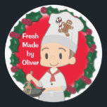 Little Boy Chef Christmas Ronde Sticker<br><div class="desc">* Gingerbread koekje, snoepriet en holly krans design voor vakantie cadeau geven (die allemaal kunnen worden aangepast, verplaatst of verwijderd. * Gebruik voor het etiketteren van Kerstmis thuis gemaakte goodies, voor het bewerken, het verfraaien, schroot boeking of doe-het-zelf projecten. * Voeg de naam van uw kind toe aan deze sticker....</div>