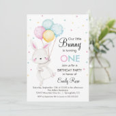 Little Bunny Balloons Birthday Invitation Kaart (Staand voorkant)