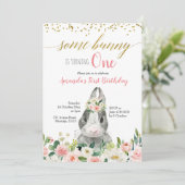 Little Bunny Spring Floral Birthday Invitation Kaart (Staand voorkant)