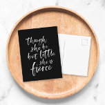 Little but Fierce William Shakespeare Briefkaart<br><div class="desc">Stijlvol,  wit penseelscript van het citaat "alhoewel ze maar weinig is" uit de droom van een Midzomernacht van William Shakespeare tegen een zwarte achtergrond. *Gelieve te merken op dat het Zazzle Watermerk dat in de gezoemvoorproef verschijnt NIET op het definitieve gedrukte product zal verschijnen. © Rosewood en Citrus</div>
