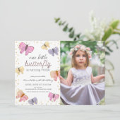 Little Butterfly Girl Verjaardag Fotouitnodiging Kaart (Staand voorkant)