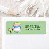 Little chicken paints a beautiful Easter egg Etiket (Insitu)