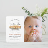 Little Cutie Pie Herfst Wit 1e Verjaardagsfoto Kaart (Staand voorkant)