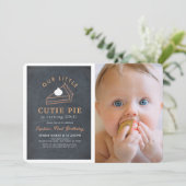 Little Cutie Pie Thanksgiving 1e Verjaardagsfoto Kaart (Staand voorkant)