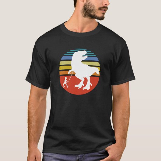 Little Dirl walking her Tyrannosaurus Rex T-shirt (Voorkant)