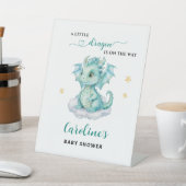 Little Dragon is op de weg Baby shower Reclamebord Met Voetstuk (Insitu)