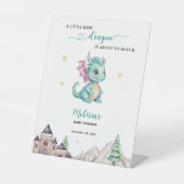 Little Dragon staat op het punt om Baby shower uit Reclamebord Met Voetstuk (Voorkant)