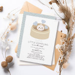 Little Dumpling Blue Baby shower Invitation Kaart<br><div class="desc">Deze schattige en kawaii "hun kleine dommerik onderweg"-uitnodiging voor baby shower van een meisje bevat een dommerik met een glimlachend gezicht in een chinese steamer op een witte achtergrond. De achterkant heeft een babyblauwe achtergrond met grijze golfpatronen. Verander de achtergrondkleur op zowel voor als achter en personaliseer het voor uw...</div>