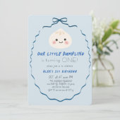 Little Dumpling Blue Bow Boy 1e Verjaardag Kaart (Staand voorkant)