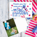 Little Firecracker 4th of July 1st Birthday Foto Bedankkaart<br><div class="desc">Bedank je familie en vrienden in patriottische stijl met deze schattige Little Firecracker 4th of July 1st verjaardagsfoto bedankkaart! Met feestelijk rood, wit en blauw vuurwerk en ruimte voor een favoriete foto, is deze aanpasbare kaart perfect om de mijlpaal van je kleintje te vieren. Personaliseer eenvoudig om een gedenkwaardige aandenken...</div>