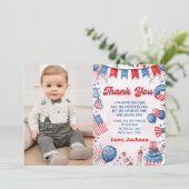 Little Firecracker 4th of July Verjaardag Foto Bedankkaart (Staand voorkant)