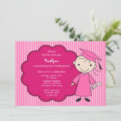 Little Girl Afstudeerder Afstuderen Invitation Roz Kaart (Staand voorkant)