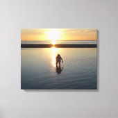 Little Girl die speelt op zonsondergang in laagwat Canvas Afdruk (Voorkant)