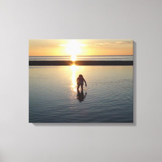 Little Girl die speelt op zonsondergang in laagwat Canvas Afdruk (Voorkant)