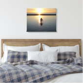 Little Girl die speelt op zonsondergang in laagwat Canvas Afdruk (Insitu (Slaapkamer))