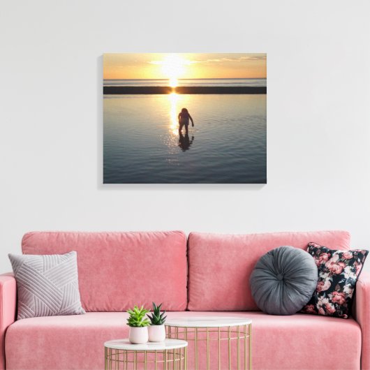 Little Girl die speelt op zonsondergang in laagwat Canvas Afdruk (Insitu (Woonkamer))
