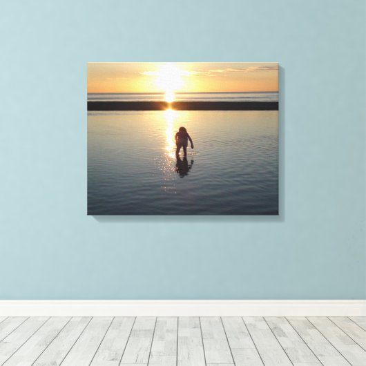 Little Girl die speelt op zonsondergang in laagwat Canvas Afdruk (Insitu (Houten vloer))