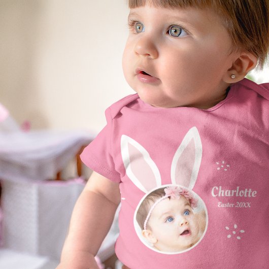 Little Girl Foto met Bunny Ears en Name Easter Romper