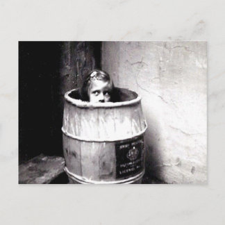 Little Girl in Barrel Briefkaart