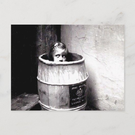 Little Girl in Barrel Briefkaart (Voorkant)