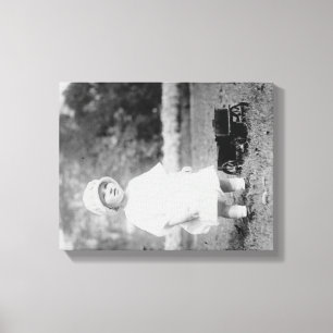 Little Girl met Speelgoed Wagon Foto Canvas Afdruk