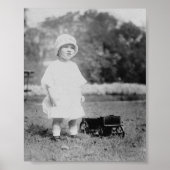 Little Girl met Speelgoed Wagon Poster (Voorkant)