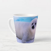 Little Harp Seal Pup bekleed in Snowflakes Latte Mok (Linkerhoek)