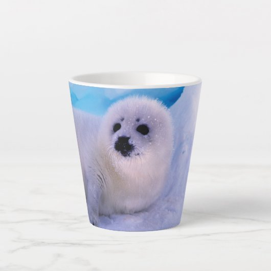 Little Harp Seal Pup bekleed in Snowflakes Latte Mok (Voorkant)