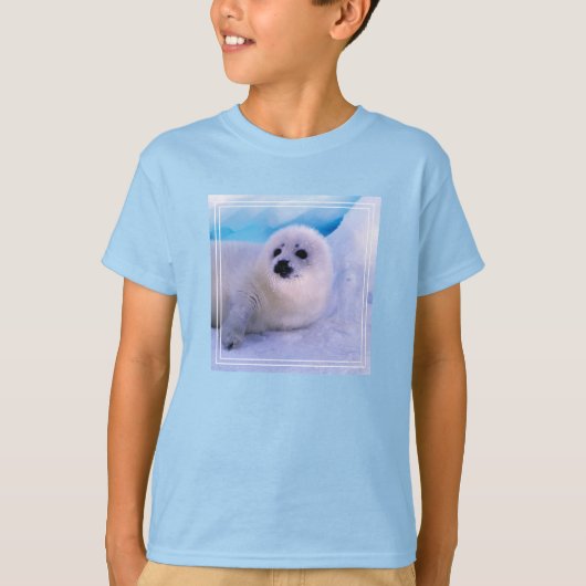Little Harp Seal Pup bekleed in Snowflakes T-shirt (Voorkant)