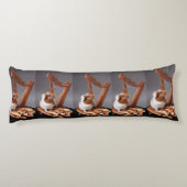 Little Harpist Guinea Pig – Whimsical Elegant Body Lichaamskussen (Achterkant)