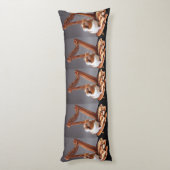 Little Harpist Guinea Pig – Whimsical Elegant Body Lichaamskussen (Achterkant (Verticaal))