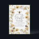 Little Honey Bee Chamomile & Daisy Kids Birthday Kaart<br><div class="desc">Deze elegante en boho "onze kleine honingbijen"-uitnodiging voor de verjaardag van dit kind bevat hommels,  gele bijen en witte kamille in waterverf. De achterkant heeft een witte achtergrond met florale patronen. Pas uw wensen aan. Je kunt meer overeenkomende producten vinden in mijn winkel.</div>