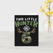 Little Hunter is 6 Verjaardagsjongens 6e Verjaarda Kaart (Gele Bloem)