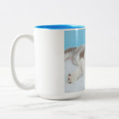 Little Husky Puppy Laying on a Blanket Tweekleurige Koffiemok (Links)