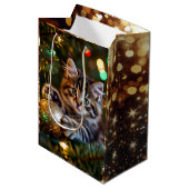Little Kitten on Christmas Tree   Medium Cadeauzakje (Voorkant Gekanteld)