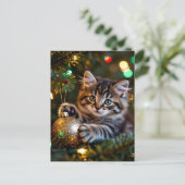 Little Kitten on Christmas Tree Personalized Feestdagenkaart (Staand voorkant)